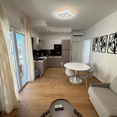 Strozzi - Modern Apartment Florence